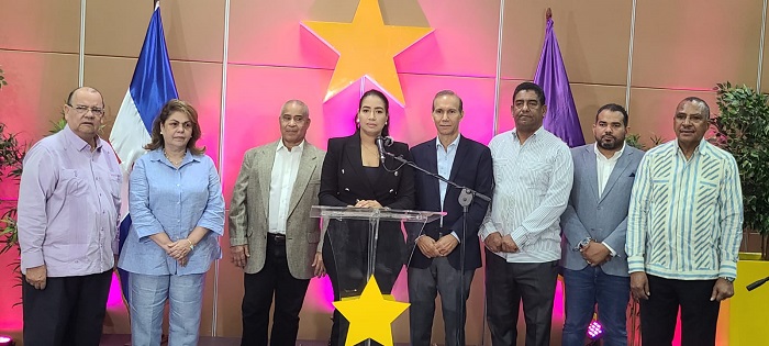 Acompañaron a Yineuris Díaz en la rueda de prensa Carlos Segura Foster, Celenia Vidal, Víctor Bax, Winston Santos, Olgo Fernández, Jevanny Arias y Taurino Sánchez.