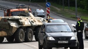 Controles de seguridad en una autopista de Moscú, el 24 de junio de 2023.