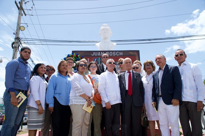 Alcalde Manuel Jiménez develiza busto y plazoleta dedicados a Juan Bosch en SDE