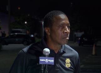Policía: hombre asesinado a balazos en el patio de una casa en Tampa