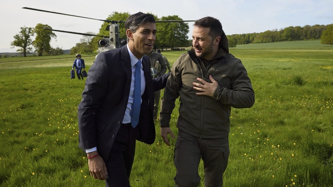 El primer ministro británico, Rishi Sunak, recibe al presidente de Ucrania, Vladímir Zelenski, en Londres, 15 de mayo de 2023.