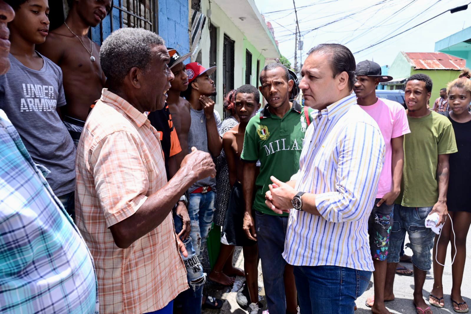 Abel conversa con ciudadanos en mercado Simón Bolívar; expresan indignación con mentiras del Gobierno