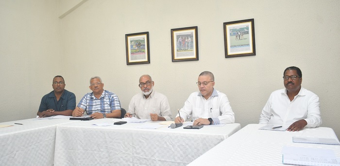 Desde la izquierda Nalkin López, Raymundo García, Persio Maldonado, Alexis Alcántara y Francisco Pérez, en la asamblea general ordinaria de Fedotenis.