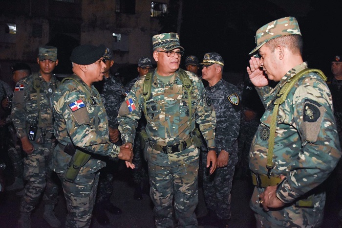 Comandante del Ejército refuerza labores de seguridad de la PN en Santo Domingo y Santiago