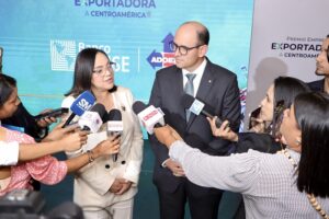 Elizabeth Mena y Edgar del Toro conversan con periodistas