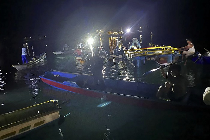 Al menos 15 muertos y 19 desaparecidos al hundirse un ferri en Indonesia