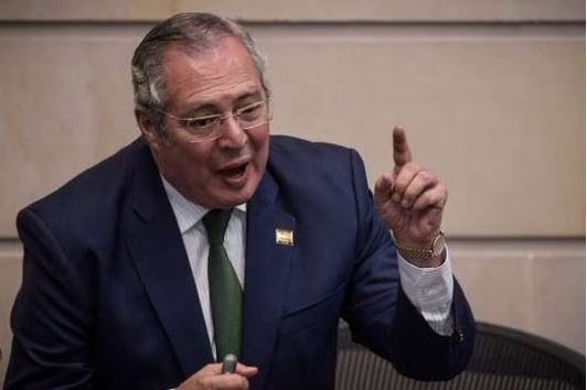 Iván Name ganó por 4 votos la presidencia del Senado.