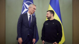 El secretario general de la OTAN, Jens Stoltenberg, y el presidente de Ucrania, Vladímir Zelenski, en Kiev, Ucrania, el 20 de abril de 2023.