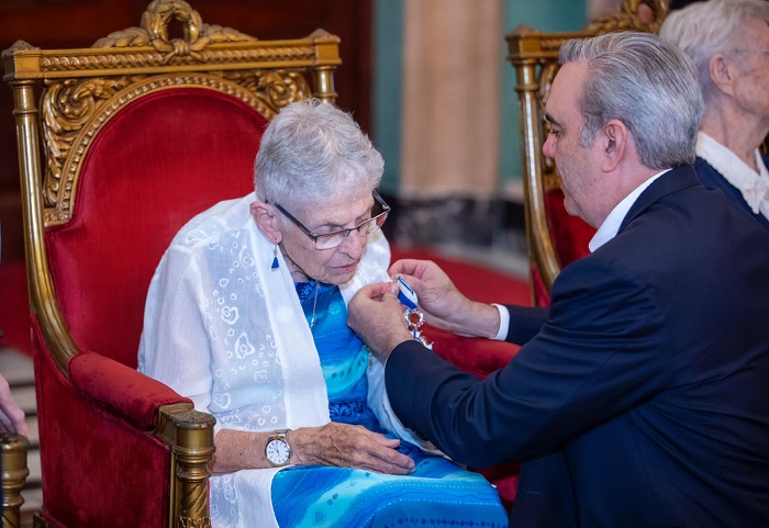 Abinader condecora tres distinguidas misioneras canadienses