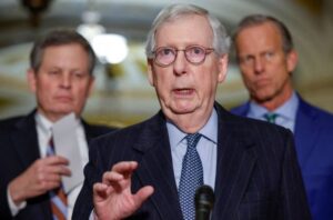 El líder de la minoría del Senado de los EE. UU., Mitch McConnell (R-KY), habla con los medios de comunicación después del almuerzo semanal del caucus republicano del Senado con el líder republicano, el senador Steve Daines (R-MT) y John Thune (R-SD), en los EE. UU. Capitolio en Washington, Estados Unidos, 14 de febrero de 2023. REUTERS/Evelyn Hockstein