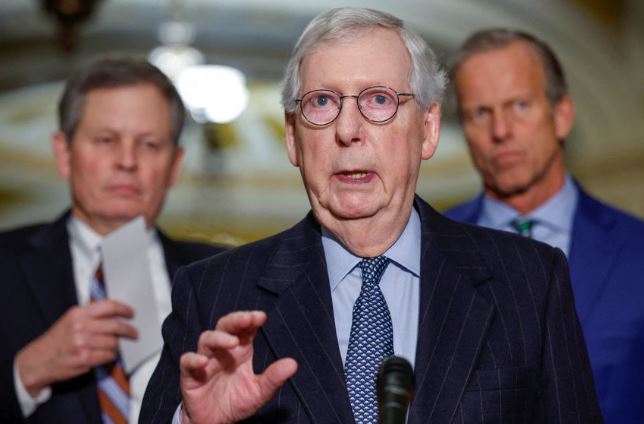 El líder de la minoría del Senado de los EE. UU., Mitch McConnell (R-KY), habla con los medios de comunicación después del almuerzo semanal del caucus republicano del Senado con el líder republicano, el senador Steve Daines (R-MT) y John Thune (R-SD), en los EE. UU. Capitolio en Washington, Estados Unidos, 14 de febrero de 2023. REUTERS/Evelyn Hockstein