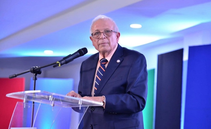 En la gráfica, el momento en que el exalcalde y profesor honorífico de UNICARIBE, honorable Tomás Regalado, recibe su reconocimiento, lo comparte con José álvarez y de manos del presidente de la Liga Municipal Dominicana, Víctor D ’Aza, el rector de la alta casa de estudios, doctor Emilio Mínguez, el canciller de la universidad, Mtro., José Alejandro Aybar, la vicerrectora administrativa y la Mtra, directora de la carrera, Altagracia Tavárez, mientras observa la Cónsul General en Miami, doctora Geanilda Vásquez.