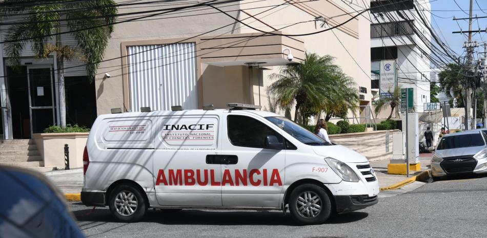 Ambulancia del Inacif en la que fue trasladado el cuerpo de la persona fallecida al lanzarse del cuarto piso de una plaza comercial en Santo Domingo.JORGE MARTÍNEZ