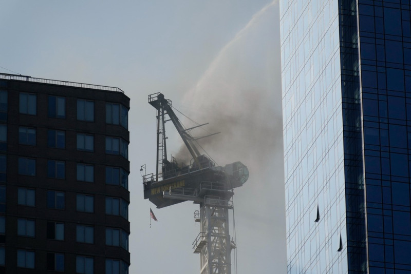 El humo sale de una grúa de construcción que se incendió en Manhattan, el miércoles 26 de julio de 2023, en Nueva York.AP