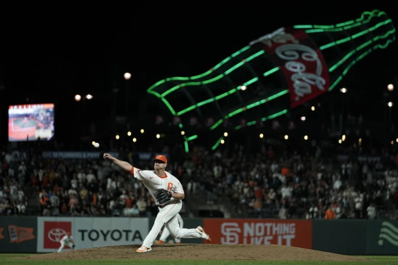 Alex Cobb, lanzador de los Gigantes de San Francisco, labora en el duelo ante los Rojos de Cincinnati.AP