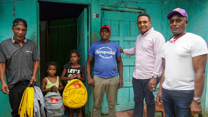 Demetrio Lluberes reparte mochilas y útiles escolares en comunidades de San Cristóbal