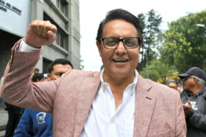 El ex asambleísta y ahora candidato presidencial, Fernando Villavicencio, hace gestos frente a la Oficina del Fiscal General en Quito el 8 de agosto de 2023.