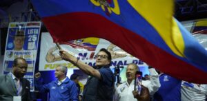 El candidato presidencial Fernando Villavicencio ondea una bandera de Ecuador en un acto de campaña en un colegio minutos antes de ser asesinado a tiros a la salida de ese recinto educativo en Quito, EcuadorAP