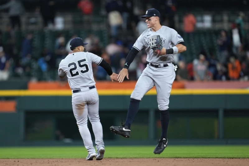 El venezolano Gleyber Torres y Aaron Judge festejan el último out de los Yanquis de Nueva York en el duelo ante los Tigres de Detroit.AP