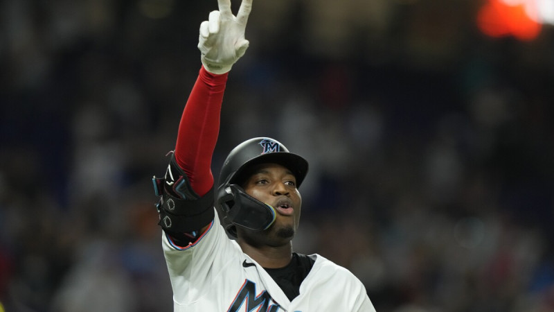 El dominicano Jesús Sánchez, de los Marlins de Miami, festeja tras conectar el sencillo que puso fin al juego del miércoles ante los Filis.MARTA LAVANDIER