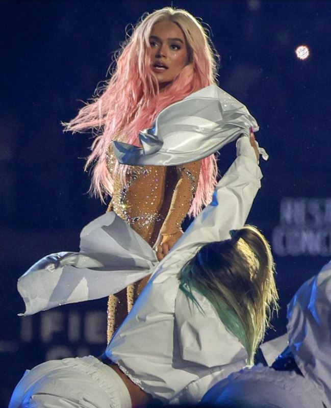 Karol G sufre incidente de vestuario en pleno concierto ¡no vas a creer lo que hizo!