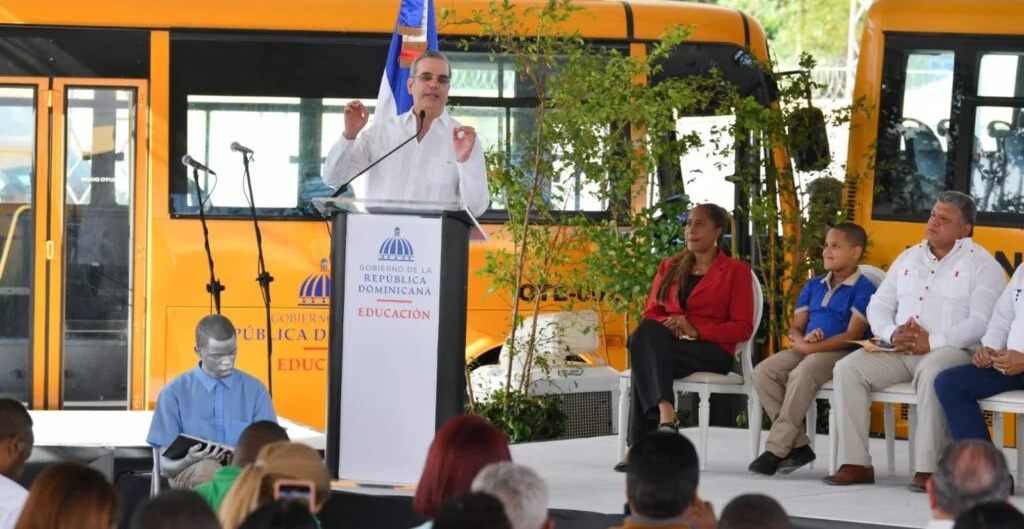 Luis Abinader anuncia transporte escolar gratis para Santo Domingo