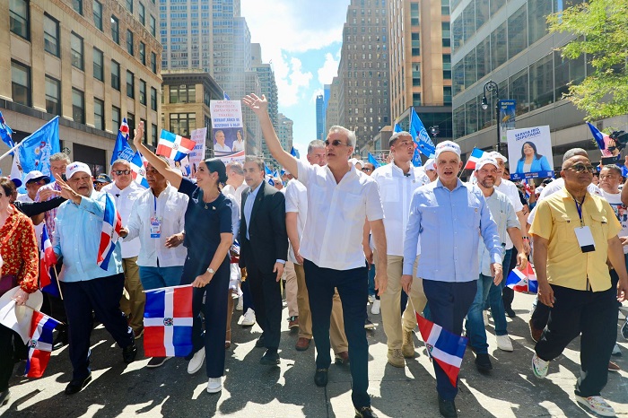 Abinader encabeza Desfile Dominicano de Manhattan; recorre Sexta Avenida ovacionado por la multitud