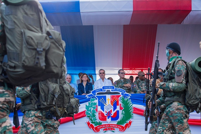 Presidente encabeza Desfile Militar-Policial con motivo 160 aniversario de la Restauración