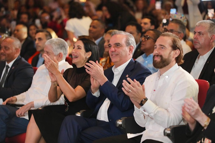 Luis Abinader encabeza entrega viviendas en Estados Unidos