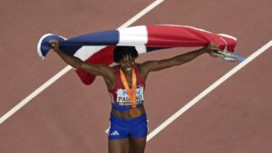 Marileidy Paulino, de República Dominicana, tras ganar la final femenina de 400 metros durante el Campeonato Mundial de Atletismo en Budapest, Hungría, el miércoles 23 de agosto de 2023. (AP, DAVID J. PHILLIP)