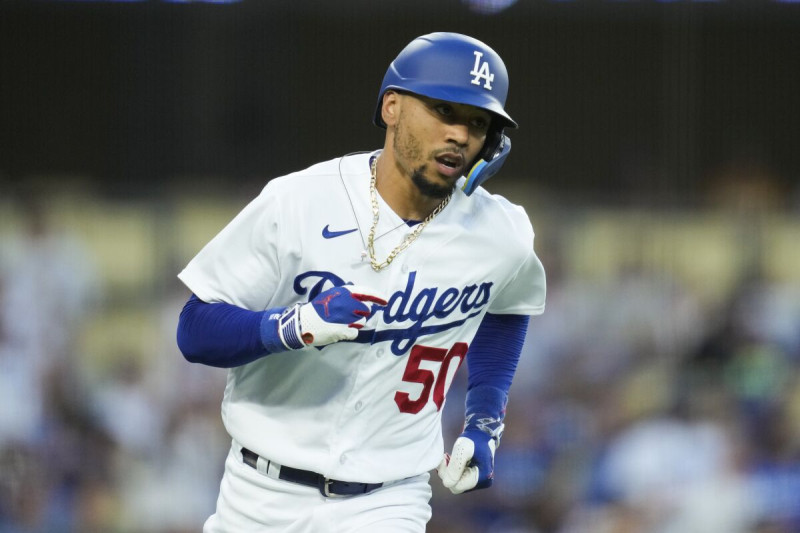 Mookie Betts, de los Dodgers de Los Ángeles, recorre las bases tras conectar un jonrón en el segundo inning del juego ante los Atléticos de Oakland.AP