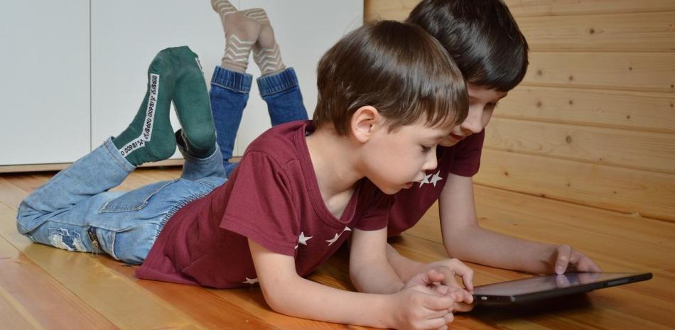 Niños usando internet