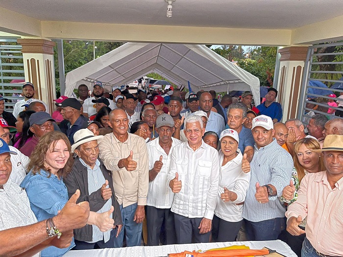 Ricardo De los Santos juramenta en el PRM al presidente y ex secretario del PLD en Cotui 