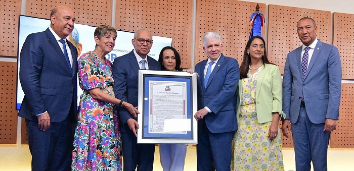 Senado reconoce trayectoria, del cirujano Rafael Sánchez Español