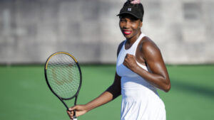 Venus Williams celebra tras ganar un punto en su partido frente a Veronika Kudermetova en la segunda ronda en torneo de Cincinnati.GETTY IMAGES
