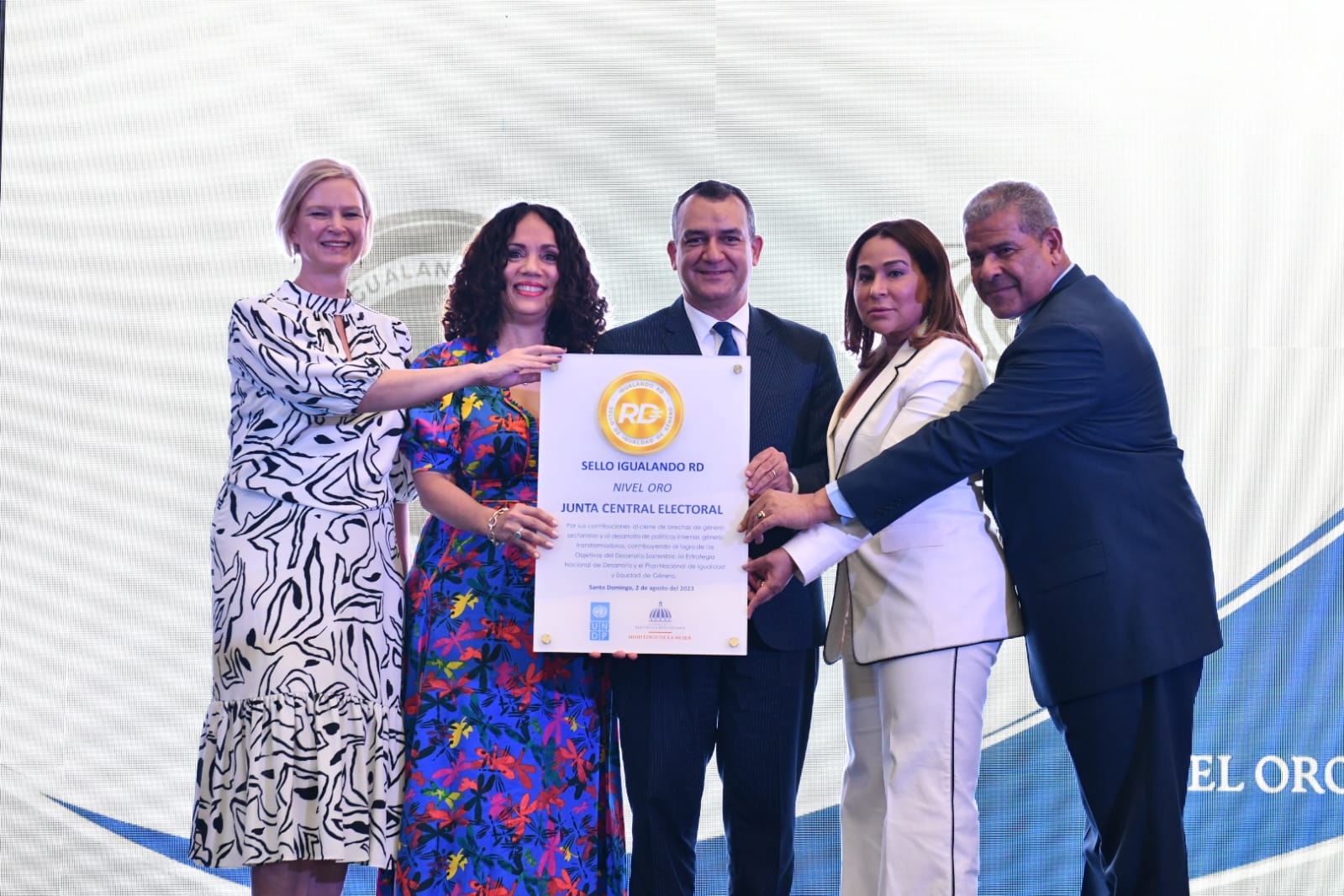 jce-recibe-categoria-oro-en-el-sello-igualando-rd