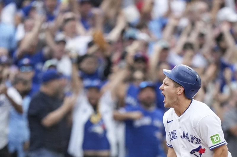 Daulton Varsho, de los Azulejos de Toronto, festeja tras conectar un triple en el juego del sábado ante los Medias Rojas de Boston.AP