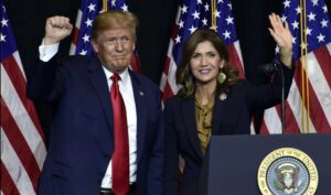 Donald Trump y Kristi Noem