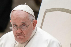 El papa Francisco asiste a la audiencia general semanal en el aula Pablo VI en el Vaticano, 23 de agosto de 2023.(AP FOTO/ANDREW MEDICHINI, FILE)