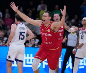 El pívot alemán Johannes Voigtmann celebra tras ganar contra Estados Unidos en un partido de semifinal de la Copa Mundial de Baloncesto en Manila, Filipinas, el viernes 8 de septiembre de 2023