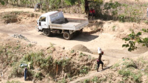 Nacionales haitianos extraen arena del río MasacreFUENTE EXTERNA