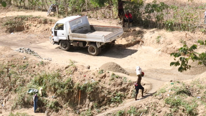 Nacionales haitianos extraen arena del río MasacreFUENTE EXTERNA