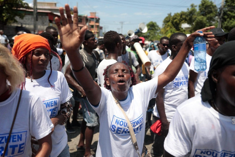 Haitianos protestan contra medidas dominicanas por el canal y piden salida de Ariel Henry