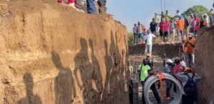 Haitianos celebraron la colocación de las primeras secciones de alcantarilla que pretenden usar para desviar las aguas del río Masacre.LISTIN DIARIO