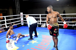 Javier Fortuna se retira a su esquina después de dejar tendido en la lona a Olvin Medina en el combate que protagonizaron en el Hotel Dominican Fiesta.