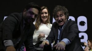 El candidato presidencial argentino, Javier Milei (derecha), su fórmula a la vicepresicencia, Victoria Villarruel, y el candidato a la alcaldía de Buenos Aires, Ramiro Marra, durante el cierre de campaña para las elecciones primarias, el 7 de agosto de 2023.