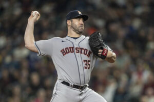 El abridor de los Astros de Houston Justin Verlander lanza en la sexta entrada del encuentro ante los Marineros de Seattle.AP