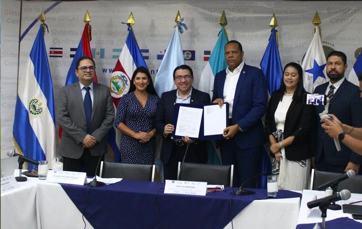 La reunión del Consejo de Defensa al Consumidor de Centroamérica y República Dominicana (CONCADECO) presidida por el doctor Eddy Alcantara