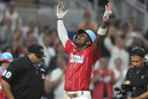 Jazz Chisholm Jr., de los Marlins de Miami, festeja tras conectar un grand slam ante los Bravos de AtlantaAP