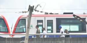 Momentos en que pasajeros salen del Metro de Santo Domingo tras choqueLEONEL MATOS / LD